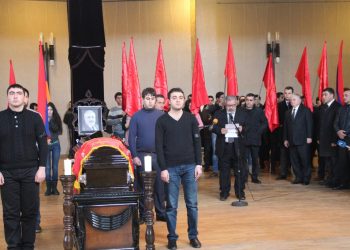 Նայիր Շուրջդ, Դու Բոլորի Մէջ Ես…