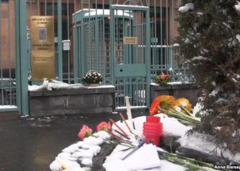 Երեւանի Մէջ Ֆրանսայի Դեսպանատան Մօտ  Ծաղիկներ Եւ Մատիտներ Զետեղեցին