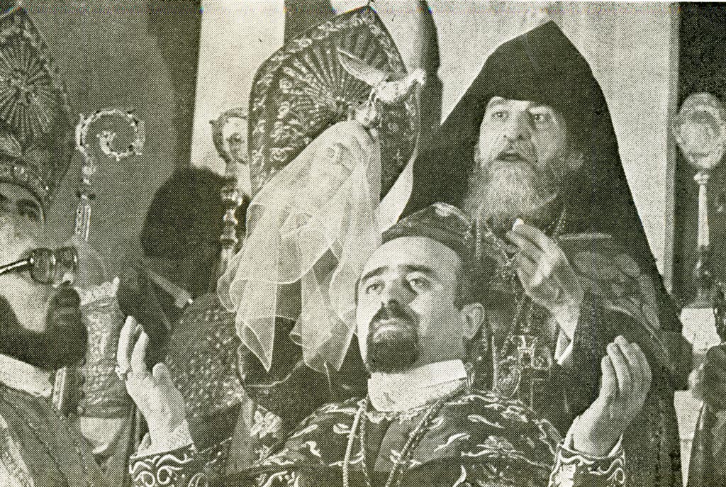 «Առաքելոյ աղաւնոյ» սրբալոյս միւռոնի հեղումը Գարեգին Բ. աթոռակից կաթողիկսոի գագաթին, ձեռամբ Խորէն Ա. վեհափառին