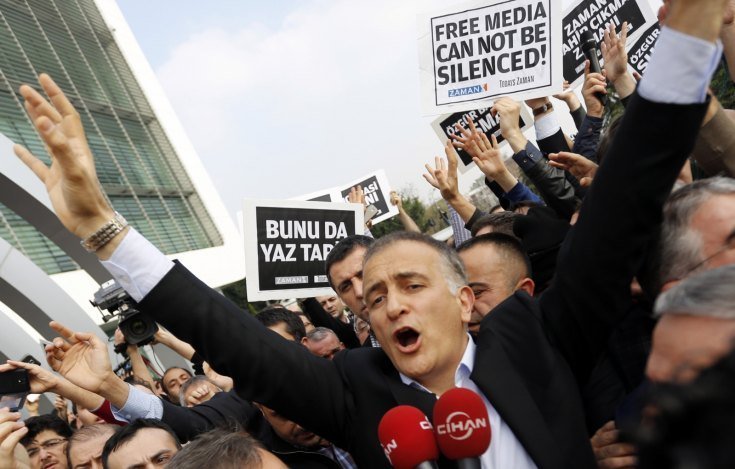 zaman-editor-chief-ekrem-dumanli-surrounded-by-his-colleagues-plainclothes-police-officers-c