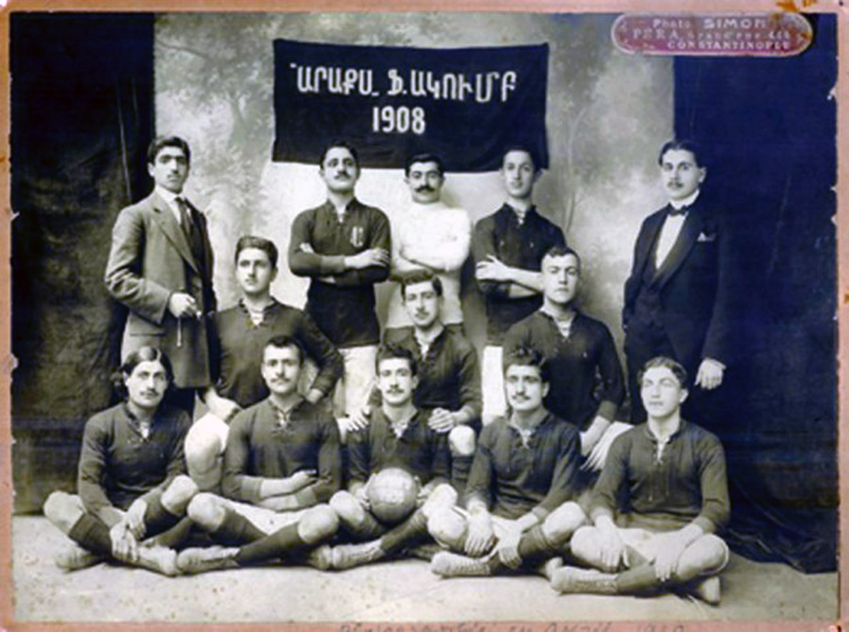 1908-թ.-հիմնված-Պոլսի-«Արաքս»-հայկական-ֆուտբոլային-թիմի-այս-լուսանկարն-արվել-է-1910-թ