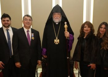 Արամ Ա. Կաթողիկոս Կը Պարգեւատրէ Գրիգոր Մահսէրէճեանը