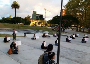 Ուրուկուէյի Մէջ Հայ Երիտասարդներու Լուռ Ցոյցը Հայոց Ցեղասպանութեան Միջազգային Ճանաչման Համար