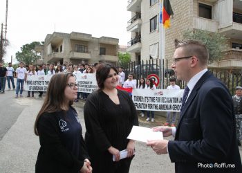 Եւրոպական Պետութիւններու Դեսպանատուներու Դէմ Կատարուած Ցոյցերու Շարքին`  ՀՅԴ Լիբանանի Երիտասարդական Միութեան Եւ Զաւարեան Ուսանողական Միութեան Անդամները  Ցոյց Մը Կատարեցին Գերմանիոյ Դեսպանատան Դիմաց