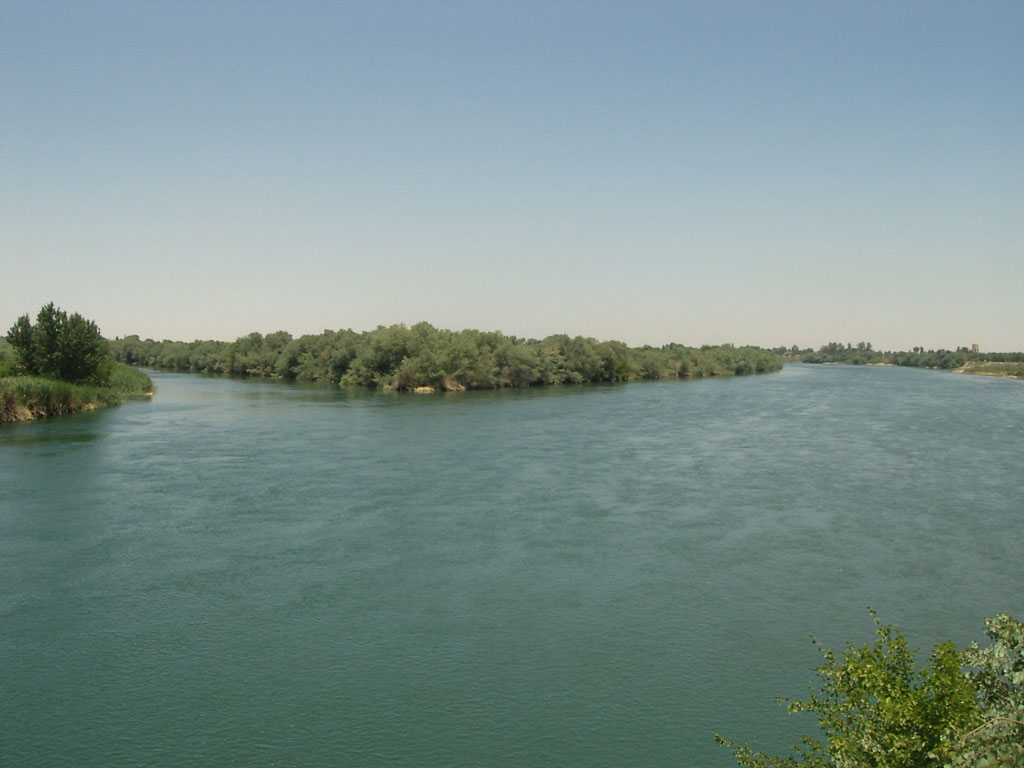4-16-15_Euphrates_river,_in_Deir_ez-Zor,_Syria_-_2