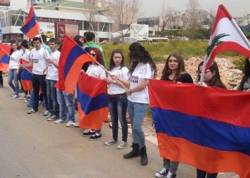 ՀՅԴ Ուսանողական – Երիտասարդական Միութիւնները Խաղաղ Ցոյցեր Կատարեցին Միացեալ  Նահանգներու Դեսպանատուներուն Առջեւ
