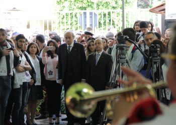 Հայոց Ցեղասպանութեան 100-Ամեակին Նուիրուած Ձեռնարկին Ընթացքին.  Ընկերվար Յառաջդիմական Կուսակցութեան Նախագահ Ուալիտ Ժոմպլաթ Ծաղկեպսակ Զետեղեց Հայկազեան Համալսարանին Մէջ