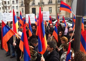 Փարիզի Մէջ Հազարաւոր Հայեր Տողանցեցին` Թուրքիայէն Պահանջելով Ճանաչում Եւ Հատուցում.  Վարչապետ Վալս Ծաղկեպսակ Զետեղեց Կոմիտասի Արձանին Առջեւ