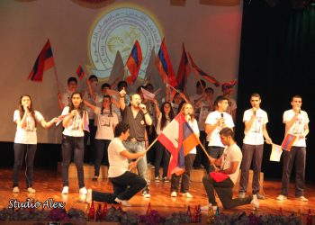 Ս. Խաչ-Հարպոյեանի Աշակերտները Ցեղասպանութեան Թեմայով Ելոյթ Կ՛ունենան Լիբանանի Կաթողիկէ Անգլիական Թեքումով Վարժարաններու Աշակերտութեան Դիմաց