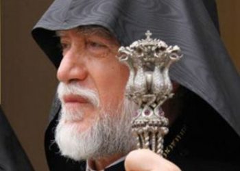 «Սուրբ Մեսրոպ Մաշտոց»-ի Շքանշան`  Արամ Ա. Կաթողիկոսին