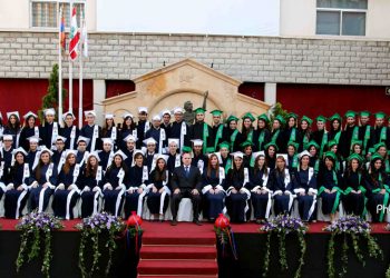 Մեսրոպեանը Յանձնեց 70 Շրջանաւարտներէ Բաղկացած 100-Ամեակի Հունձքը