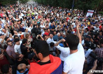 Ցուցարարները 9-րդ Օրն Ըլլալով Բաղրամեան Պողոտային Վրայ Կը Շարունակեն Պայքարը Ելեկտրական Հոսանքի Թանկացումին Դէմ