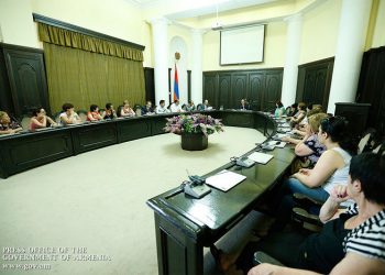 Վարչապետ Աբրահամեան Ընդունեց Կառավարութեան Շէնքին Մօտ Բողոքող` Ֆիրտուսի Թաղի Բնակիչները