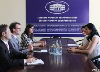 Լեռնային Ղարաբաղի Արտաքին Գործոց Փոխնախարարը Ընդունեց  Կարմիր Խաչի Ներկայացուցիչները