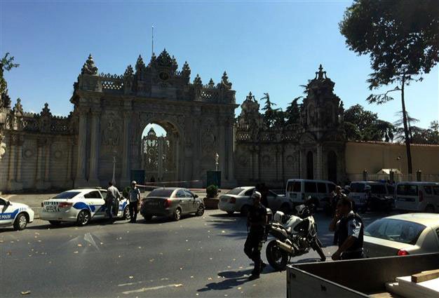 Տոլմապահչէ պալատին մուտքը