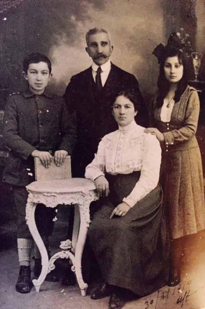 Քէրէսթէճեան ընտանիքը. Մայրը Թէոդիկի քոյրն էր. ձախին՝ պատանի Շահնուր Քերէսթէճեան
