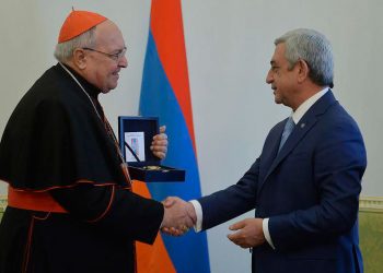 Կարտինալ Սանտրի Հայաստանի Նախագահին Յանձնած Է Ֆրանչնսկոս Պապին Կողմէ Շնորհուած Ոսկի Մետալը