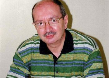 Հեռակայ Ծաղկեփունջ Մը Սարգիս Կիրակոսեանի Շիրիմին