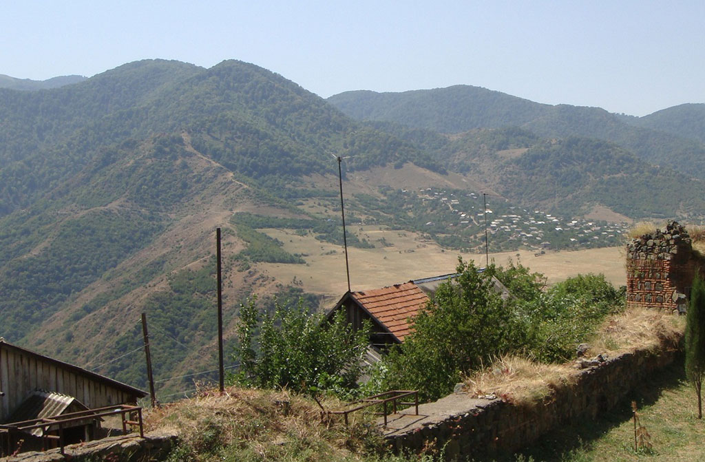Կանաչով ծածկուած եւ ցորեն ցանուած կանաչ լեռները 14-8-2015