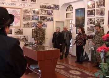 Լեռնային Ղարաբաղի Հանրապետութեան  Պաշտպանութեան Նախարարը Այցելած Է Անյայտ  Կորսուած Ազատամարտիկներու  Հարազատներու Միութիւն
