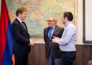 Թուրքիոյ Եւրոպական Հարցերու Նախկին  Նախարարը Ալմելոյի Մէջ Հանդիպում  Ունեցած Է Հայ Համայնքին Հետ