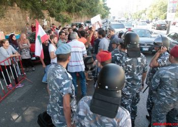 Զինուորական Ատեանին Դիմաց Քաղաքացիական Շարժումի Անդամ Երկու Երիտասարդներ Իրենք Զիրենք Հրկիզեցին