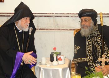 Գահիրէի Մէջ.  Հանդիպում Արամ Ա. Կաթողիկոսի Եւ Թէոդորոս Բ. Պատրիարքի Միջեւ