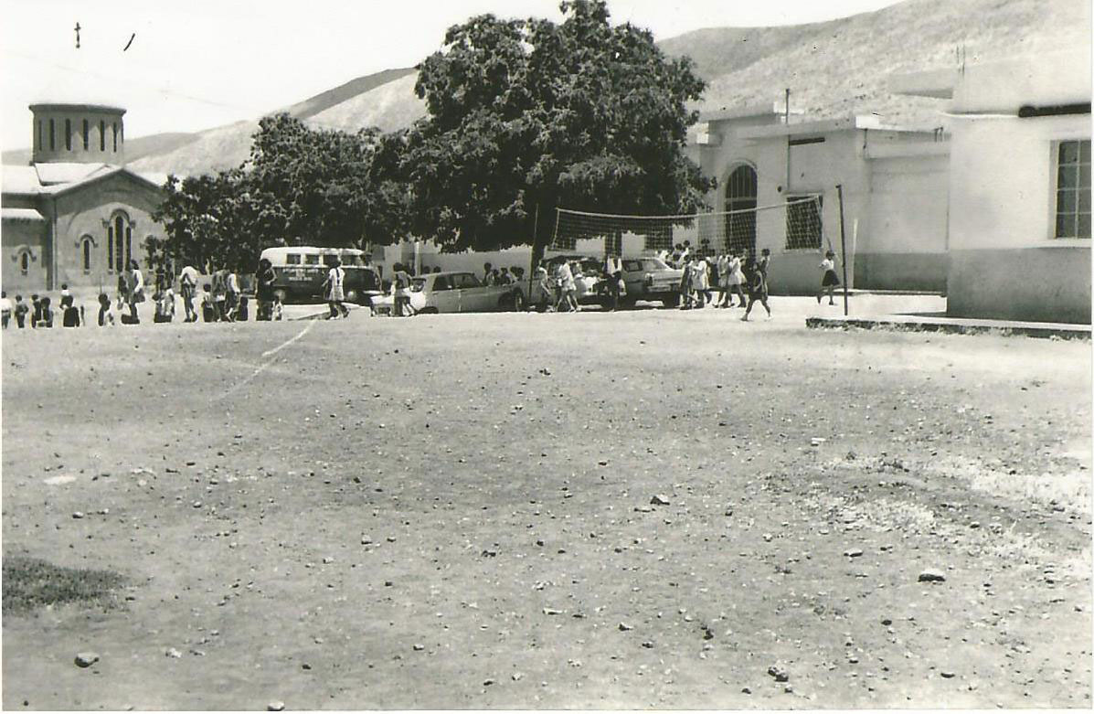- 1966-ի, Այնճարի Յառաջ վարժարանին բակը, ուր կ'երեւի նաեւ վոլիպոլի ուռկանը: