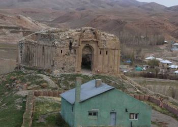 Թուրք Զինուորներ Վանի Եկեղեցին Իբրեւ Արտաքնոց Կը Գործածեն