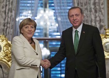 Ոսկեզօծ Գահը Արիւնաթաթախ Է