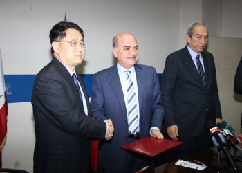 Արթիւր Նազարեան Չինաստանի Դեսպանէն  Ստանձնեց Արեւու Ճառագայթներով Լուսաւորող  Սիւներու Նուիրատուութիւն Մը
