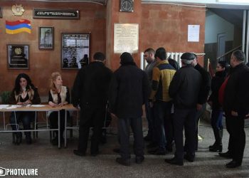 Հայաստանի Մէջ Տեղի Ունեցաւ Սահմանադրական  Փոփոխութիւններու Հանրաքուէն.  Նախնական Տուեալներով` «Այո՛»-ն Յառաջատար