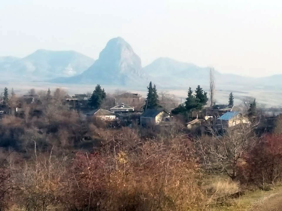 Բերքաբեր, ետին` Գուարզին սարը, որ այսօր Ազրպէյճանի տարածքին մէջ է