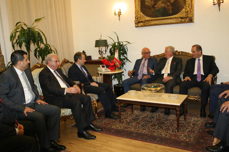 Պասիլ` լիբանանցի գործարարներուն հետ