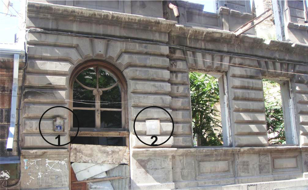 Արամ Մանուկեանի (1) Տան թիւը 9 եւ (2) Պատմական Յուշարձանի Վահանակը