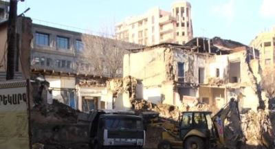 Արամի թիւ 30 շէնքին վայրը եւ քանդող մեքենաները