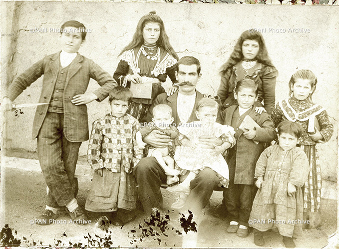 Թեհլիրեանների ընտանիքը. լուսանկարը` Արա Օսկանեանի անձնական արխիւից