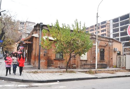 Արամի 30 շէնքը եւ բաւական «լայն մայթը» 