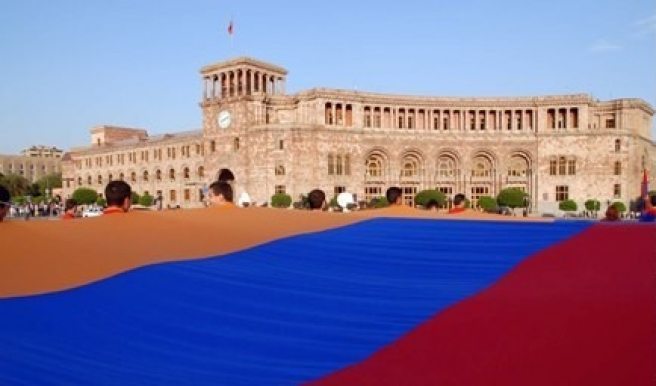 Մի Խոնարհութիւն, Մի Անկախութիւն