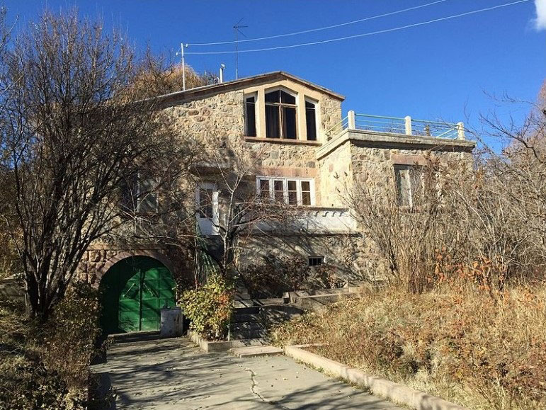 Պարոյր Սեւակի տունը հայրենի Զանգակատան գիւղում