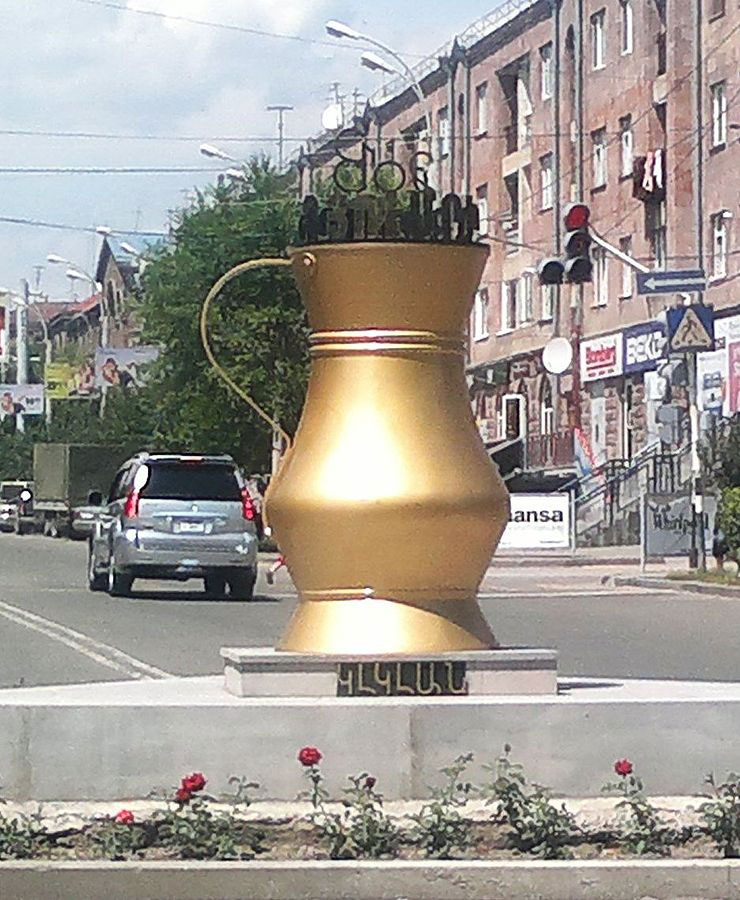 Մուշուրբայի արձանը Գիւմրիում