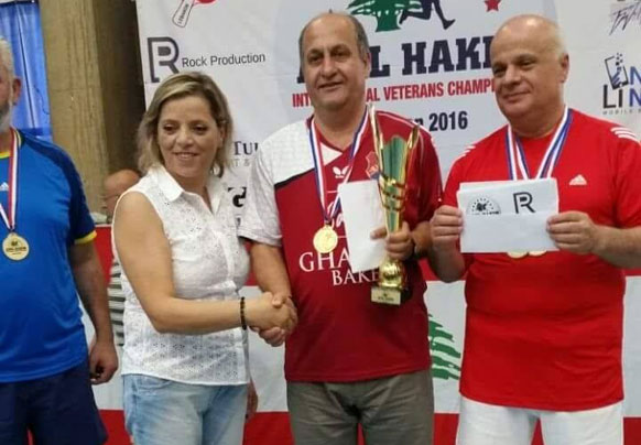 Խաչիկ Կէօքէօզեան (կեդրոնը)