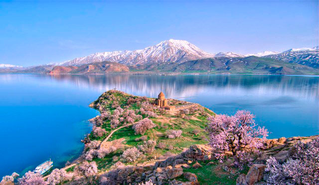 outgoingtours_778080762_Akhtamar_Island_on_Lake_Van_with_the_Armenian_Cathedral_of_the_Holy_Cross