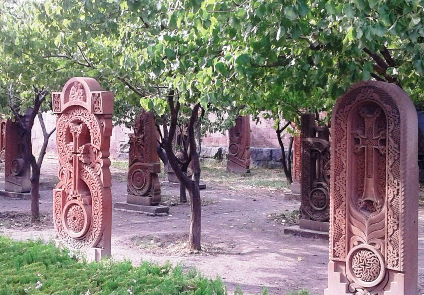 Օշականի Սուրբ Մեսրոպ Մաշտոց եկեղեցւոյ պարտէզը