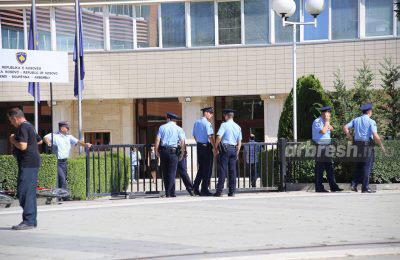 Պայթուցիկ Սարք Նետուած Է Քոսովոյի  Խորհրդարանի Շէնքին Վրայ