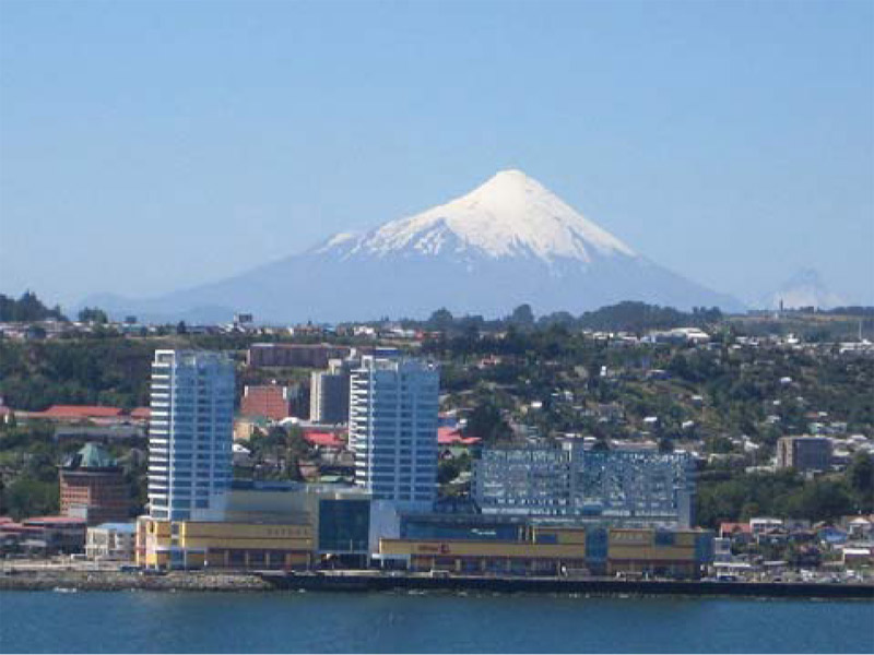 Փուէրթօ Մոնթ նաւահանգիստը եւ ետին` իր հրաբուխը: