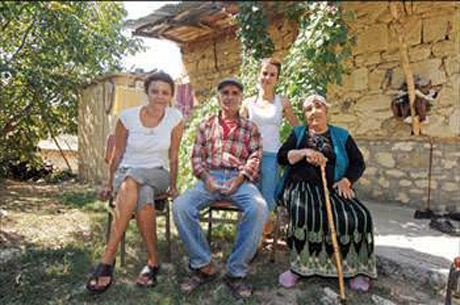 Պատմական ցնցումներով լի շրջանի` անցեալի վշտերով մարդիկ` Տէրսիմի հայերը: Նրանք յիշում են ցնցումներով լի իրենց կեանքը: «Աքթիւել»-ը Տէրսիմում զրուցել է հայերի հետ: