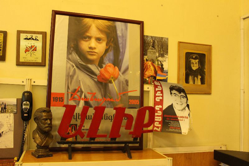 «Ալիք» օրաթերթի խմբագրութիւնում
