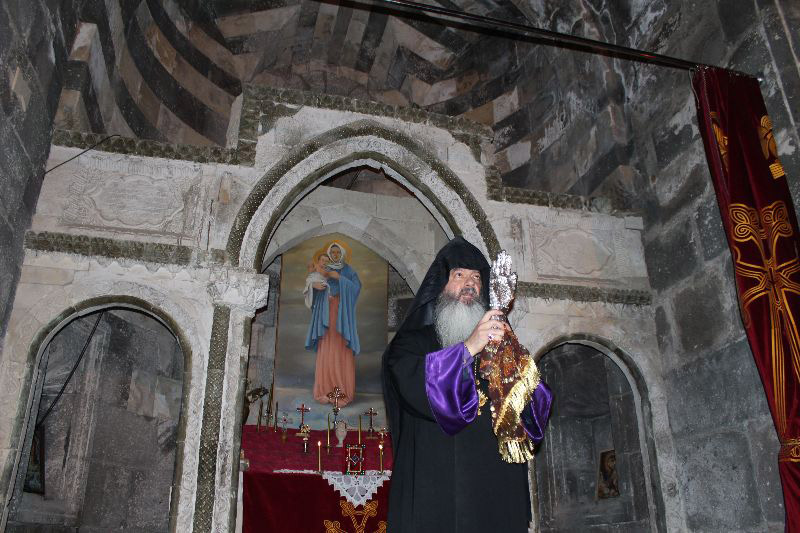 Ատրպատականի թեմի առաջնորդ Գրիգոր եպս. Չիֆթչեանը` Սուրբ Թադէոս Առաքեալի աջը ձեռքին օրհնում է ներկաներին