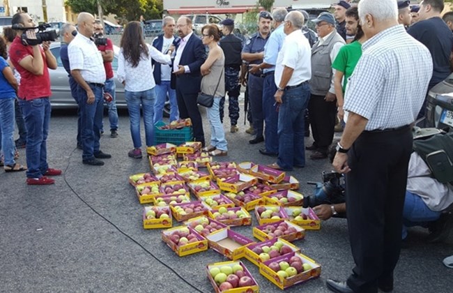apple-farmers_92616